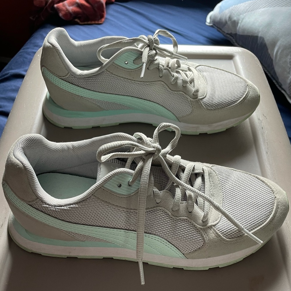Ladies puma sneakers, teal and gray